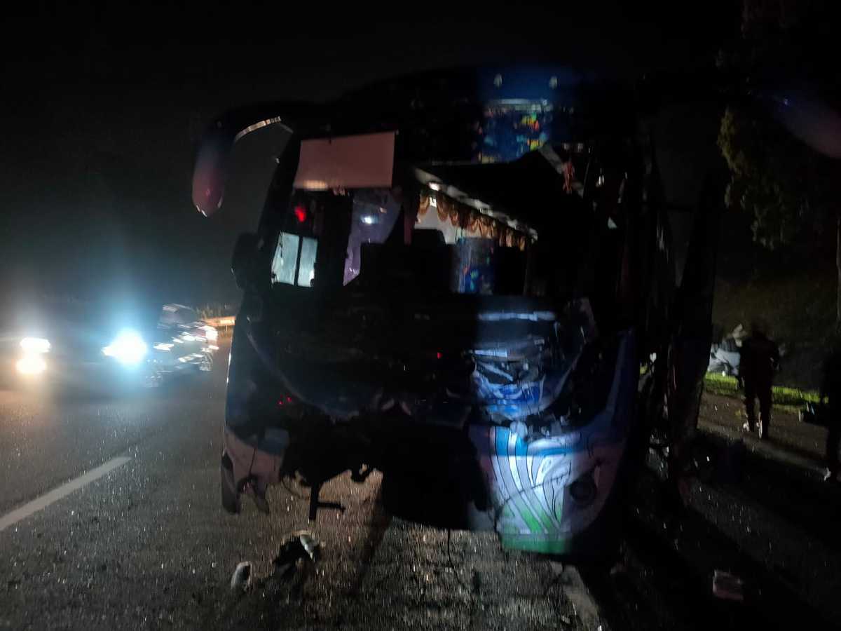 Keadaan bas persiaran yang remuk di bahagian depan selepas terbabit kemalangan dengan lori ais di KM 200 Lebuh Raya Utara Selatan, pagi tadi. Foto Ihsan JBPM Melaka