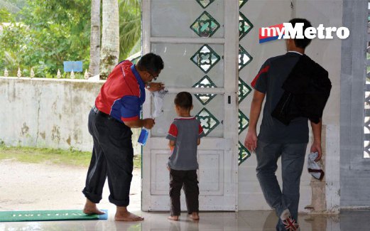 WARGA  PMJ membantu kanak-kanak ini mengecat pintu masjid.