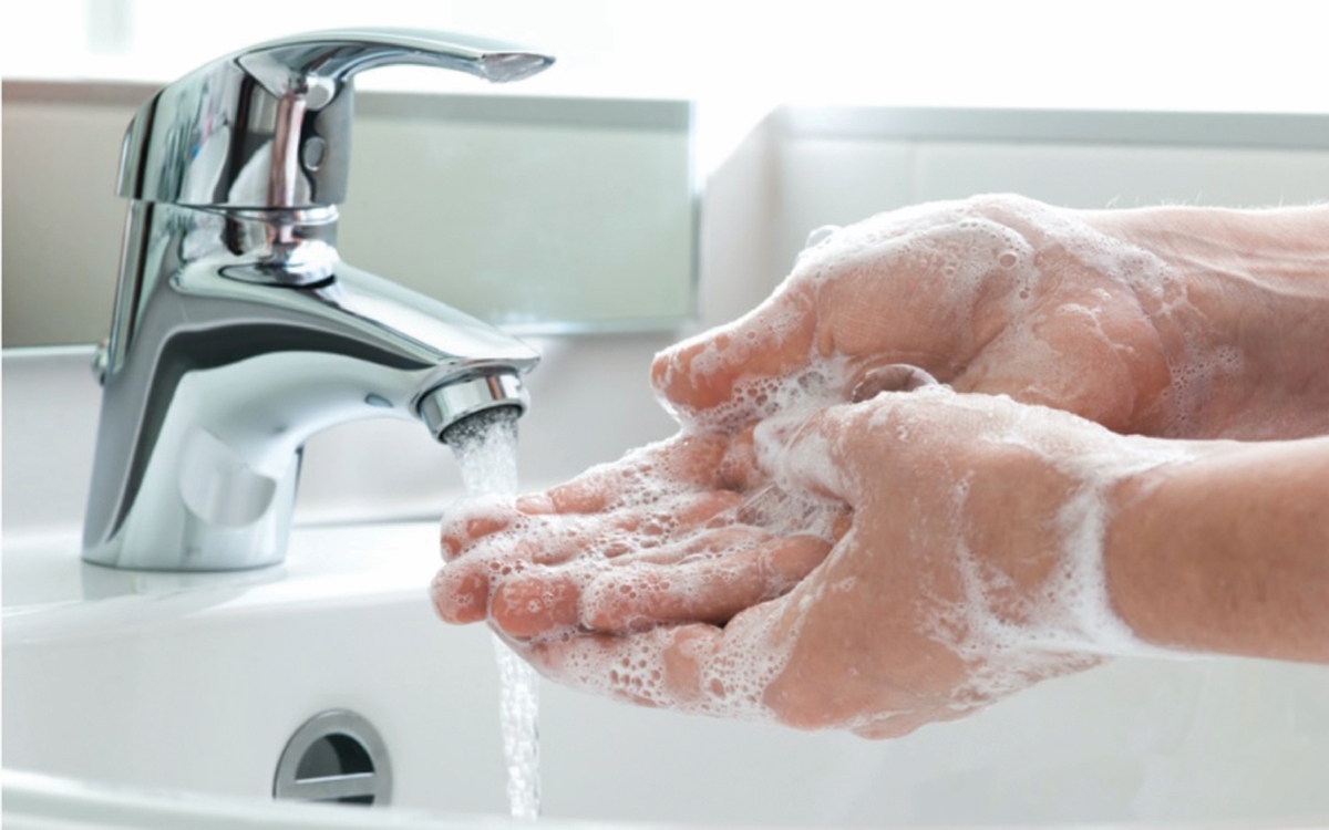 CUCI tangan dengan sabun sebelum memakai dan menanggalkan kanta sentuh bagi mengelakkan jangkitan Covid-19. - FOTO Google