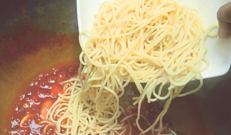 7. MASUKKAN spageti dan hidangkan panas.