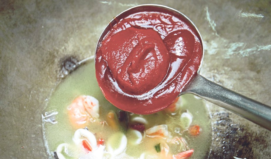 5. MASUKKAN sos tomato dan sos cili 