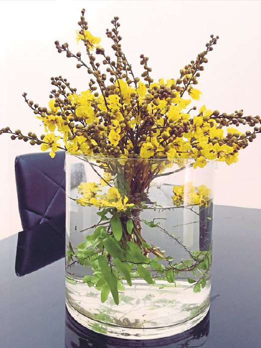 6. MASUKKAN air mengikut kesesuaian gubahan sebelum bunga diletakkan dalam balang kaca.