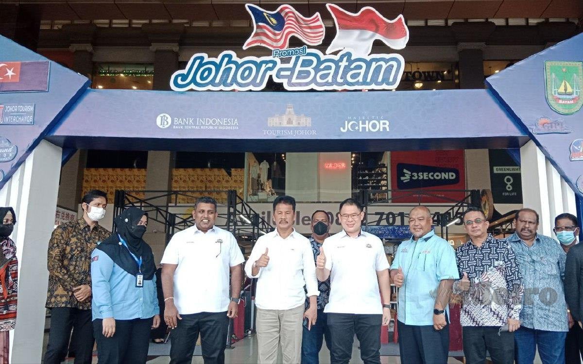 MUHAMMAD Rudi (tengah) bergambar bersama K Raven (empat dari kiri) dan Tian Soon (lima dari kanan) ketika Pelancaran Ekspo Pelancongan Welcome To Johor dan Promosi Johor-Batam di Nagoya Hill di sini, semalam. FOTO Izz Laily Hussein