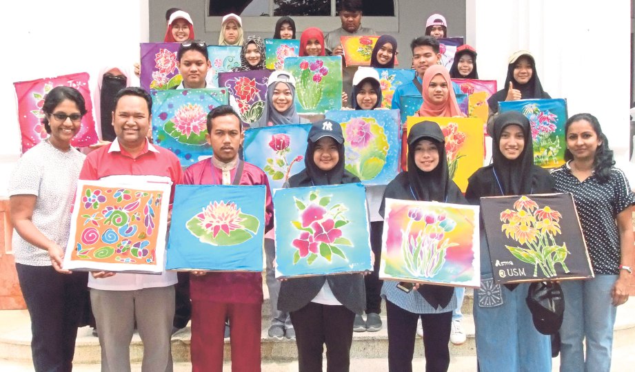 SEBAHAGIAN 30 pelajar Universiti Princess of Naradhiwas menunjukkan hasil batik yang disiapkan. 