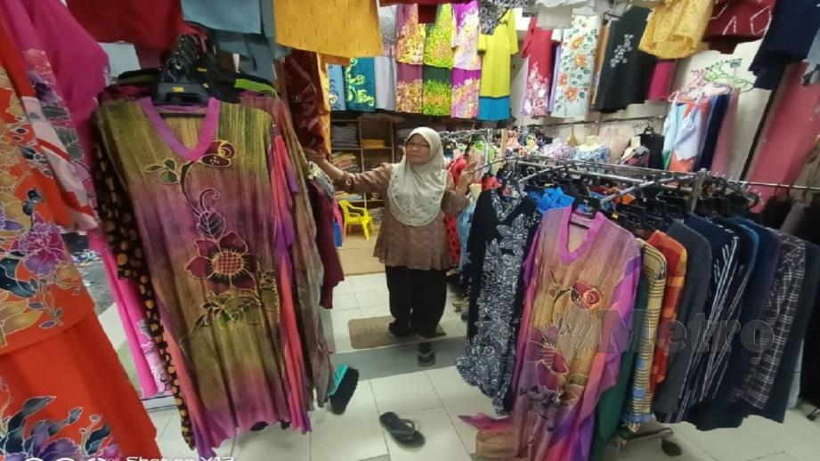 HASNAH sedang menunggu pelanggan ke kedainya di Jertih Souq. Nurul Fatihah Sulaini. 
