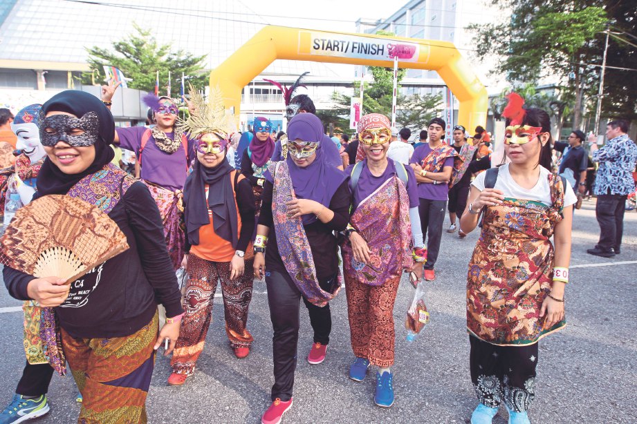 PESERTA memulakan acara Jalan Kaki Riang Ria Batik 2017 di Balai Seni Negara.