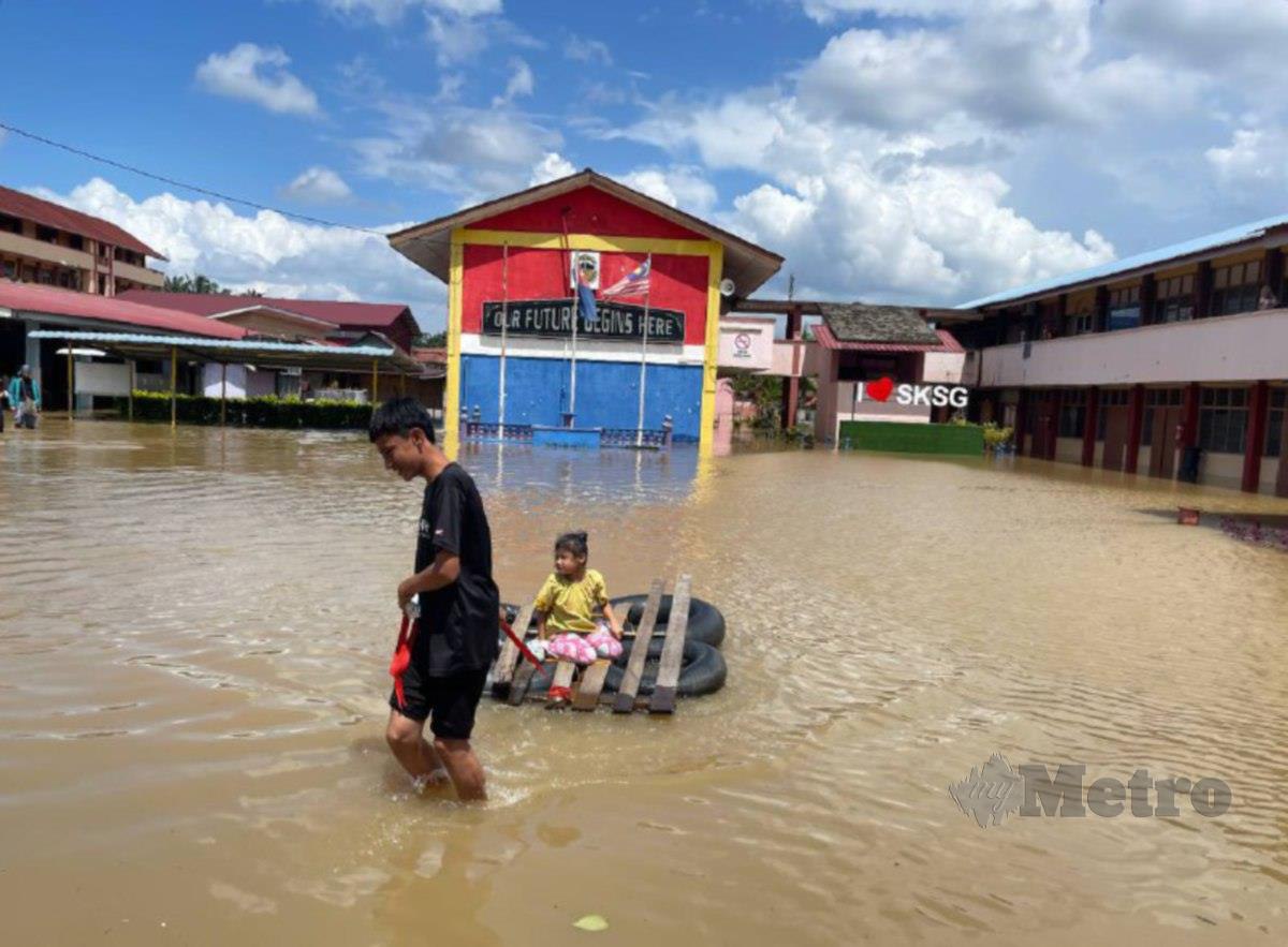 KEADAAN PPS yang dinaiki air banjir di SK Seri Gading Johor. FOTO Nur Aisyah Mazalan