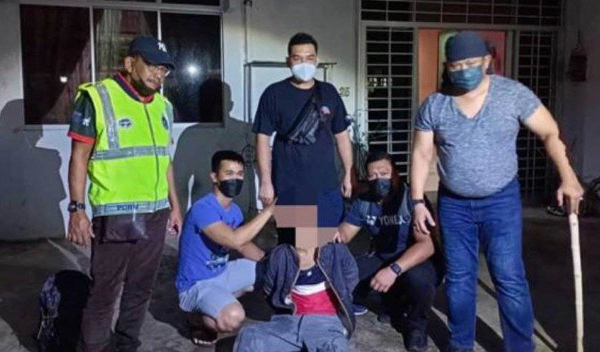 SUSPEK ditangkap di sebuah rumah di Taman Emas, Jalan Penrissen kira-kira jam 6.30 petang semalam. FOTO Ihsan PDRM