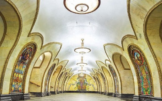 UKIRAN berwarna-warni yang terdapat di dinding Stesen Novolobodskaya.