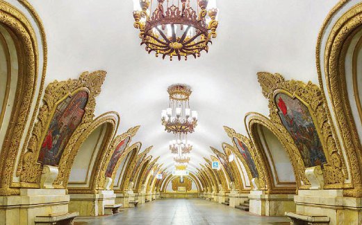 DIHIASI dengan lukisan menarik, Stesen Kiyevsskaya ini kelihatan seperti sebuah galeri seni.