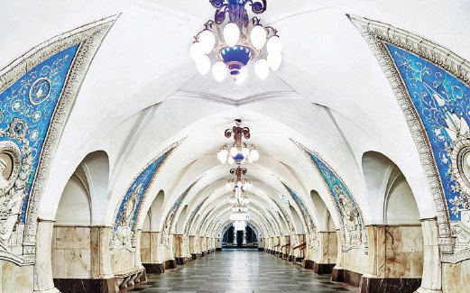STESEN Metro Taganskaya yang dibuka pada 1 Januari 1950 ini dihiasi dengan batu bewarna biru.