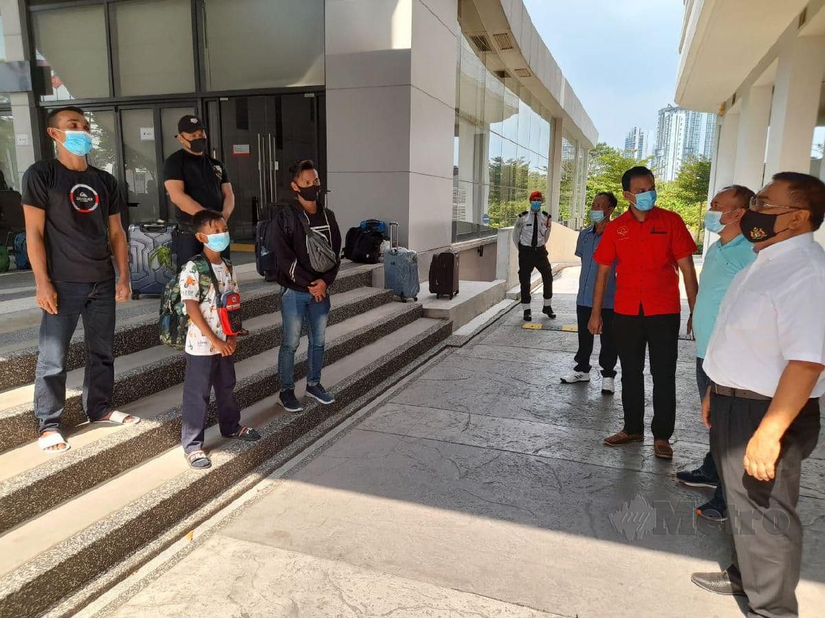 EMPAT rakyat Malaysia menjalani proses dokumentasi sebelum dikuarantin di hotel di Johor Bahru. FOTO HASSAN OMAR