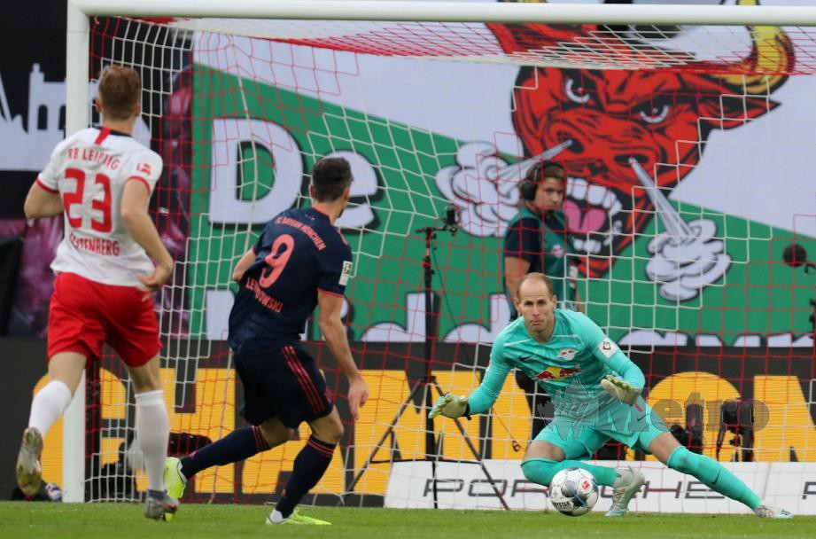 LEWANDOWSKI (tengah) menyumbat gol pembukaan mengatasi penjaga gol RB Leipzig, Peter Gulacsi. — FOTO AFP