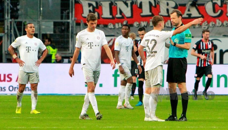BAYERN (jersi putih) tewas 1-5 di tangan Eintracht Frankfurt, Sabtu lalu. — FOTO AFP