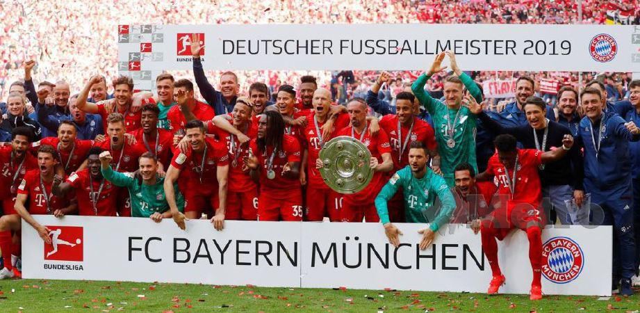 PEMAIN Bayern meraikan kejayaan muncul juara Bundesliga musim lalu. - FOTO Reuters