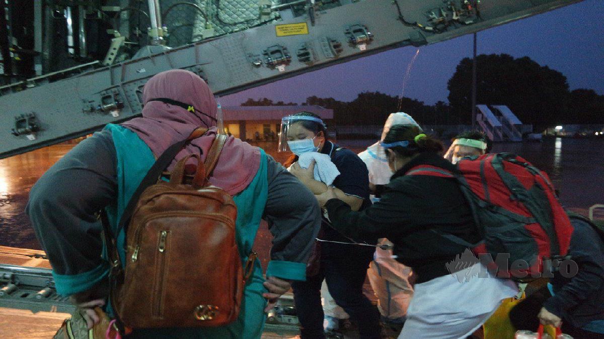 Bayi yang perlu dirawat di IJN dibawa ke pesawat untuk diterbangkan ke Pangkalan Udara Subang menerusi penerbangan ihsan TUDM malam tadi. Foto ihsan TUDM