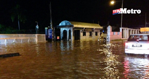 Jalan di Zon Industri Bebas Bayan Lepas yang ditenggelami banjir. - Foto M HIFZUDDIN IKHSAN