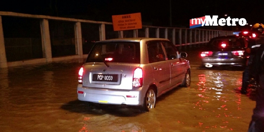 Kesesakan jalan raya sekitar Zon Industri Bebas Bayan Lepas akibat banjir kilat selepas hujan selama dua jam. - Foto M HIFZUDDIN IKHSAN