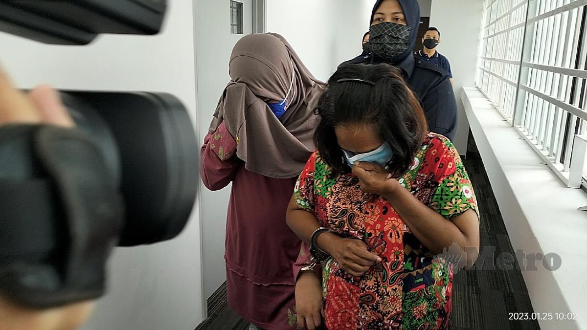 NOOR Azlina dan Murugamal dibawa keluar dari kamar Mahkamah Sesyen, hari ini. FOTO Muhammad Zulsyamini Sufian Suri