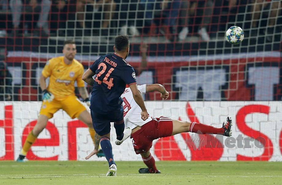 TOLISSO (tengah) meledak gol ketiga Bayern. — FOTO Reuters