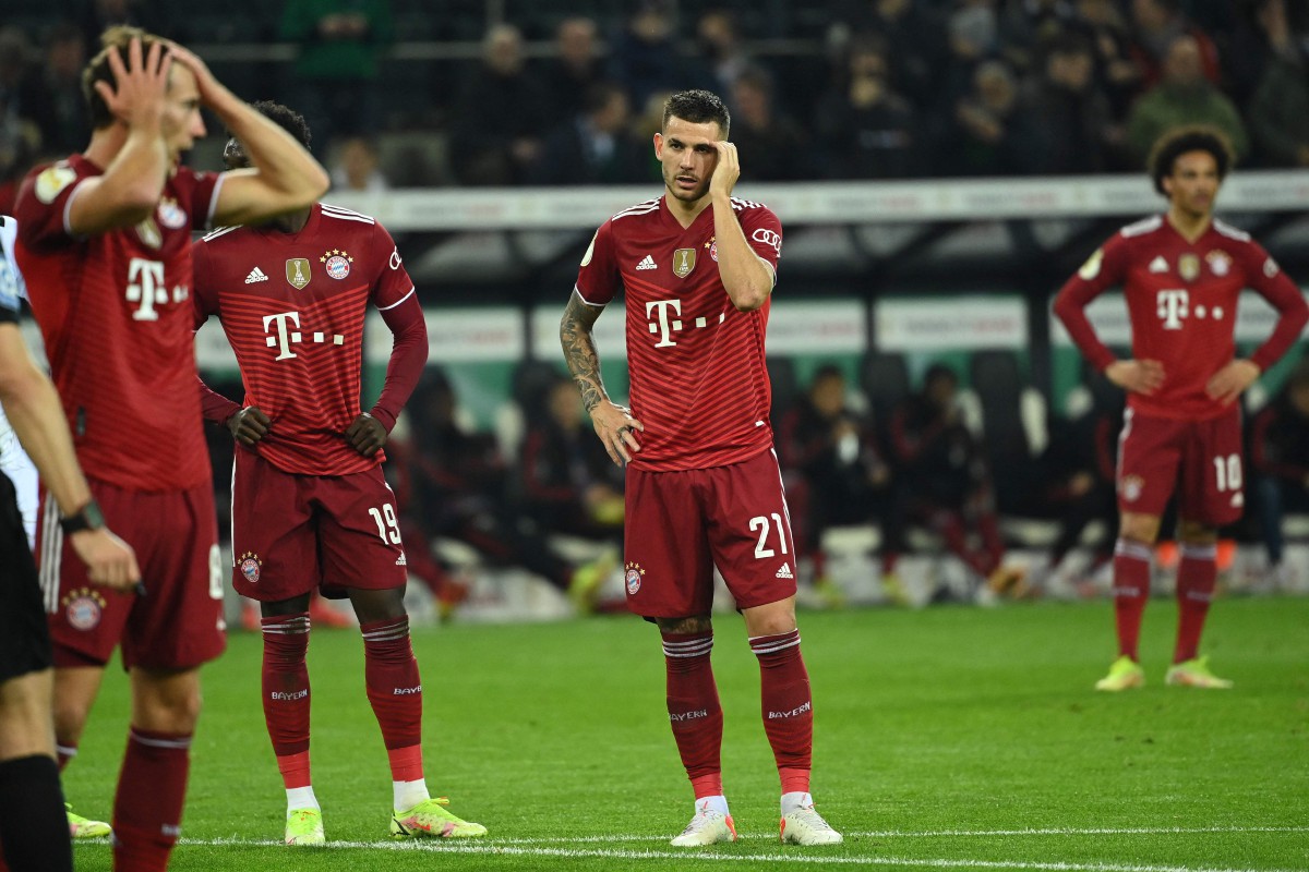 Pemain Bayern kecewa selepas tewas kepada Borussia Moenchengladbach. FOTO AFP