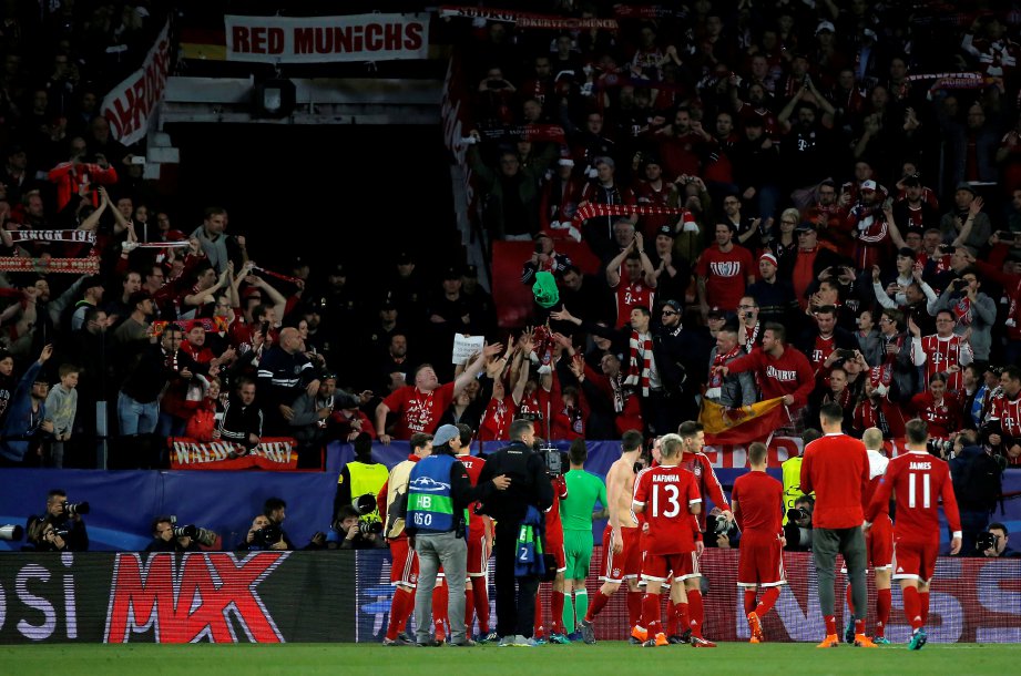PEMAIN Bayern meraikan kemenangan ke atas Sevilla dalam aksi pertama suku akhir Liga Juara-Juara. -Foto REUTERS