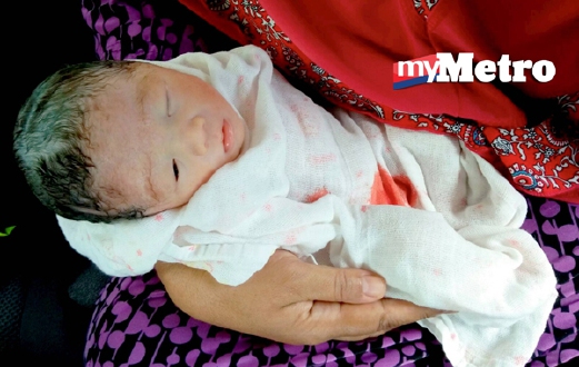 Bayi lelaki yang ditemui seorang wanita di belakang rumahnya di Taman Cendana dekat Bandar Perdana, Sungai Petani. - Foto OMAR OSMAN