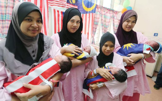 DARI kiri, Norazuraimi Ilias, Siti Nordiana Mohd Sufian Ong, Nur Sahira Zulkifli dan Ryianni Yanti Hussin bersama bayi mereka yang lahir pada Hari Malaysia di Hospital Kuala Lumpur.