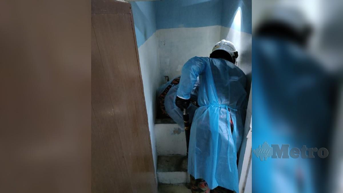 Anggota bomba ketika operasi mengeluarkan bayi berkenaan di sebuah rumah di Parit 7, Sekinchan hari ini. 