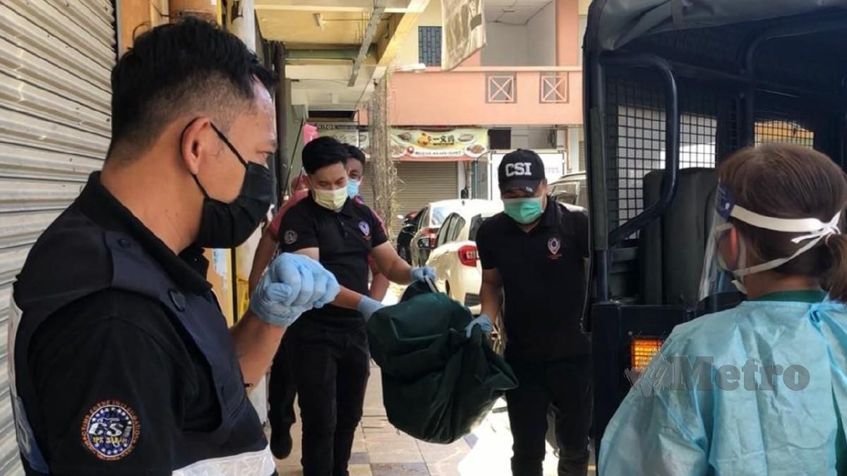 Anggota polis membawa mayat bayi yang ditemukan di tangga sebuah premis di Jalan Bundusan, Penampang untuk dihantar ke Hospital Queen Elizabeth, Kota Kinabalu. Foto Ihsan PDRM