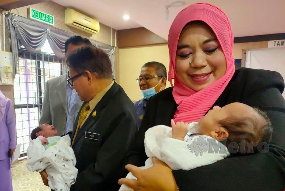 HALIMATON (kanan) dan Pengarah JKM Kedah, Azmi Abdul Karim masing-masing mendukung bayi perempuan yang ditinggalkan ibu kandung yang kini ditempatkan di Taman Sinar Harapan. FOTO ZULIATY ZULKIFFLI