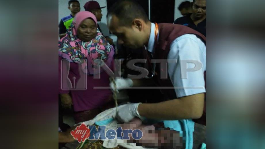 PASUKAN perubatan memeriksa keadaan bayi perempuan yang ditemui di tepi jalan di Taman Seri Ampang, Alor Setar, hari ini. FOTO Ihsan PDRM
