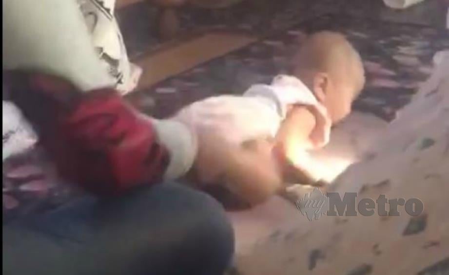 PENGASUH terbabit menghempas kaki bayi ke lantai. FOTO ihsan polis. 