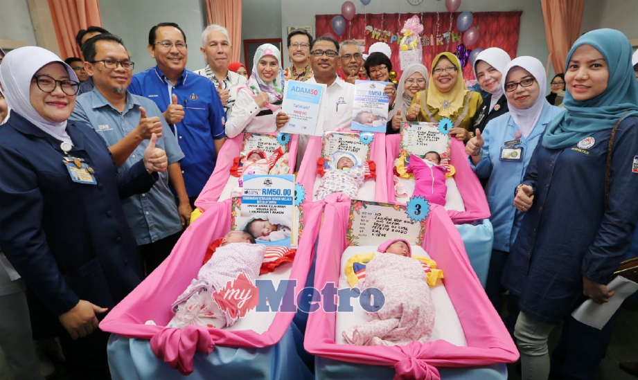 IDRIS (tengah) diiringi isteri Datin Seri Fadilah Abdullah bergambar bersama bayi terpilih menyertai Program Bayi Bandaraya sempena Ulang Tahun ke-15 Melaka Bandaraya Bersejarah di Hospital Melaka, hari ini. FOTO Rasul Azli Samad