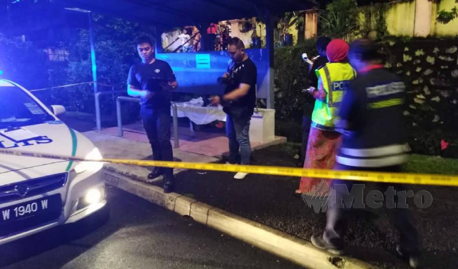 ANGGOTA polis memeriksa mayat bayi lelaki dipercayai baru dilahirkan yang ditemui di perhentian bas dekat flat di Bukit Permai, Ampang, semalam. FOTO Nurul Hidayah Bahaudin.