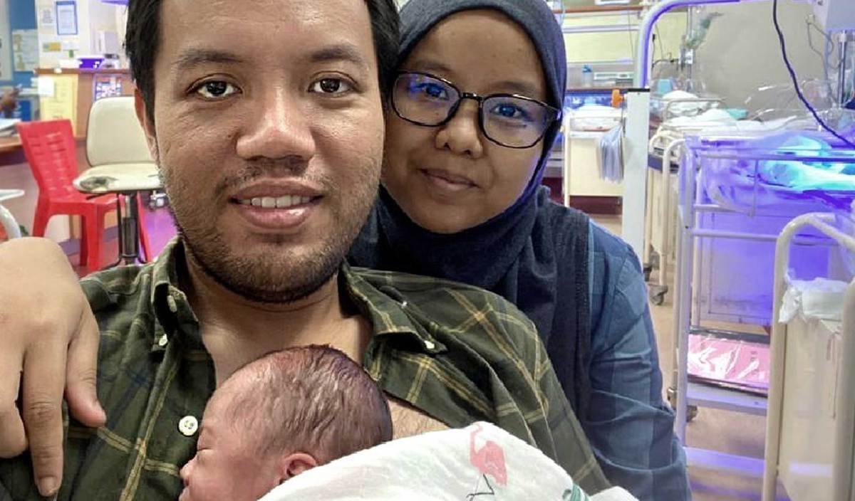 FATEEN Najehan dan Mohd Afiq bergambar bersama anak sulung mereka Aisyah Humaira, di NICU, tahun lepas. 