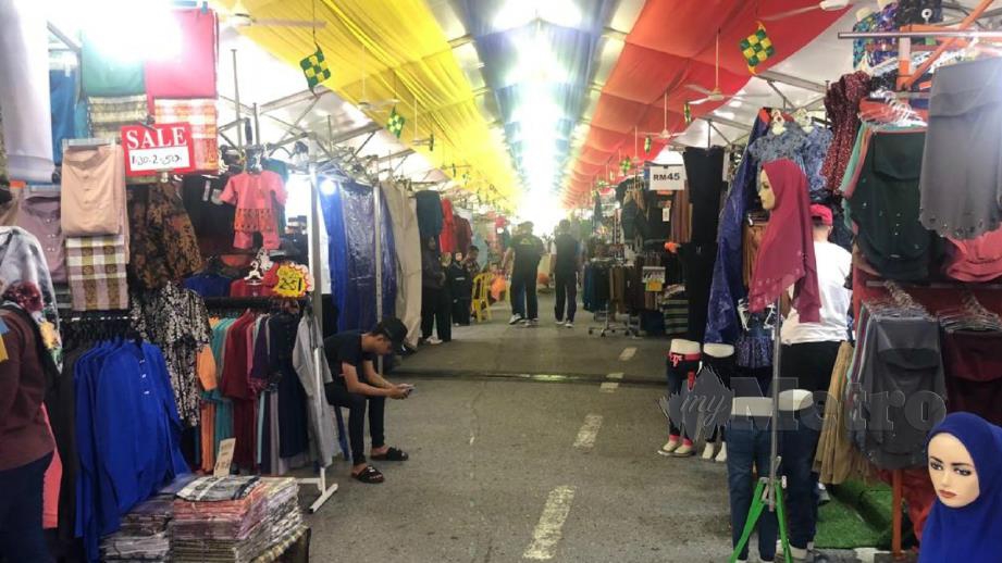 Keadaan di bazar Ramadan Jalan Raja yang kekurangan pelanggan pada minggu pertama Ramadan. FOTO Mohamad Hussin 