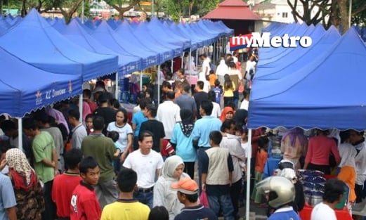 Bazar Ramadan menjadi tumpuan orang ramai ketika bulan puasa. - Foto Fail