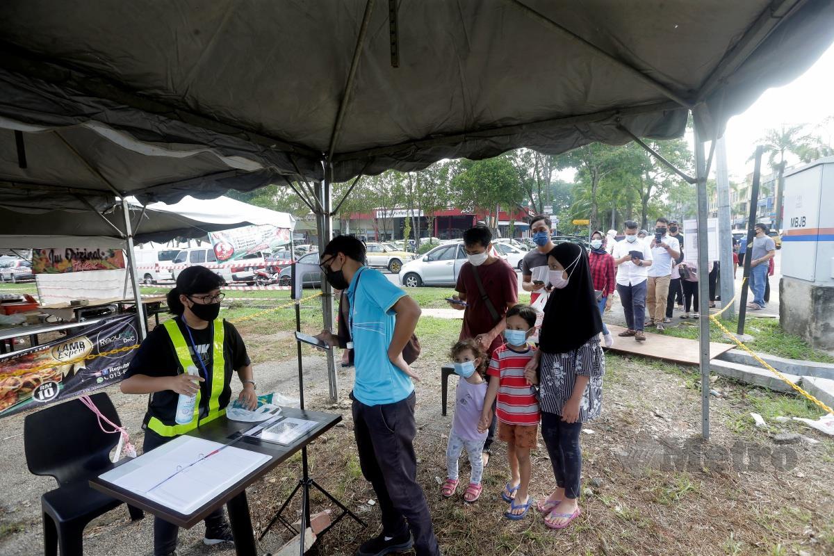 Pengunjung mengambil bacaan suhu badan ketika memasuki Bazar Ramadan Taman Suria, Johor Bahru. Pengunjung dikehendaki mengikut garis panduan prosedur operasi standard (SOP) yang ditetapkan bagi mencegah penularan wabak Covid-19. FOTO NUR AISYAH MAZALAN
