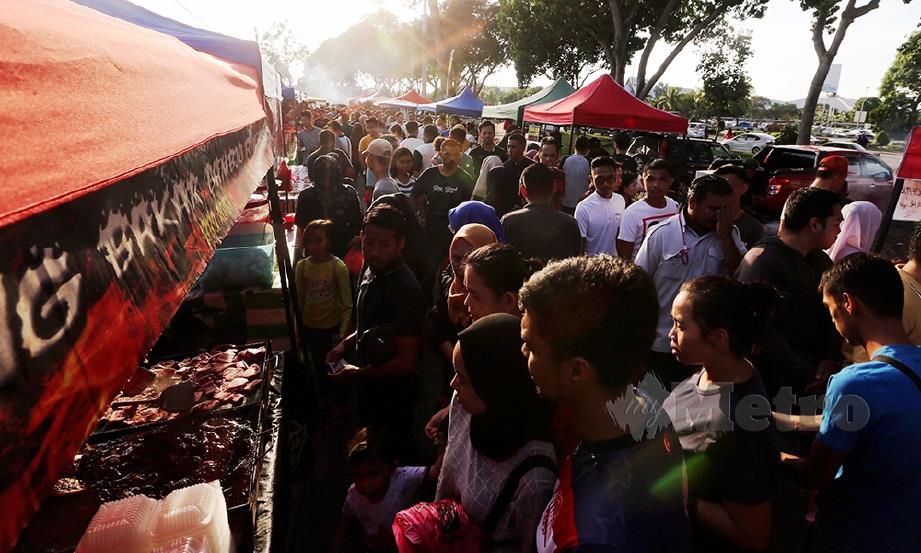 PENIAGA bazar Ramadan diingatkan supaya tidak menjual makanan rosak.