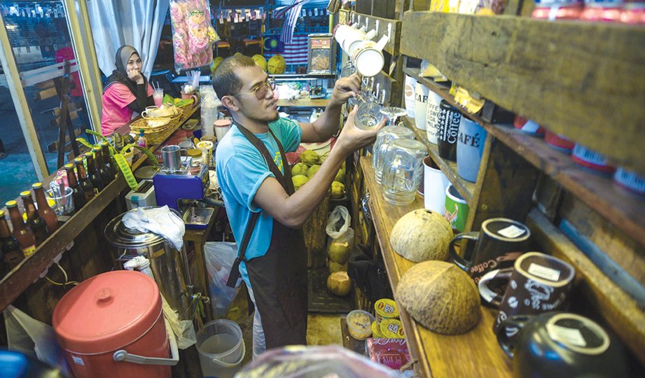 GERAI makanan dan minuman tempatan antara yang boleh didapati di bazar atau pasar karat.