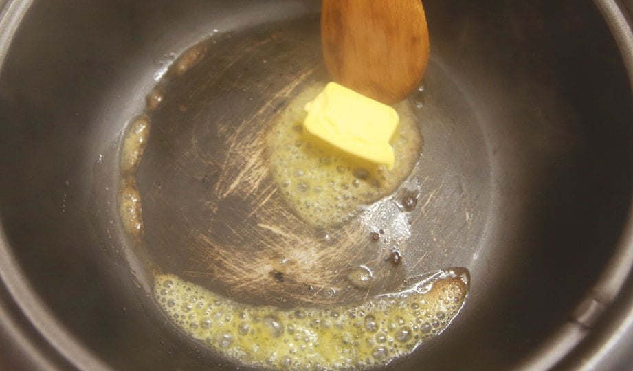 1. MASUKKAN mentega dan kacau sehingga mentega cair.