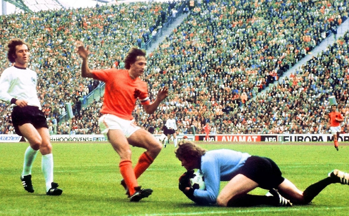 AKSI Beckenbauer (kiri) pada final Piala Dunia 1974 di Munich. 