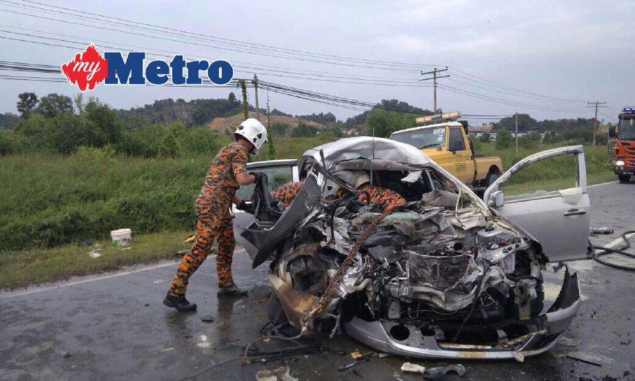 ANGGOTA bomba mengeluarkan mangsa yang tersepit dalam Proton Saga FLX. FOTO ihsan bomba