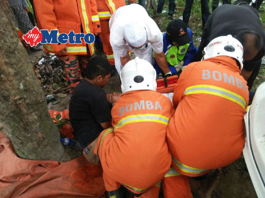 Anggota bomba, paramedik dan Angkatan Pertahanan Awam Malaysia membantu mangsa yang cedera. FOTO ihsan bomba