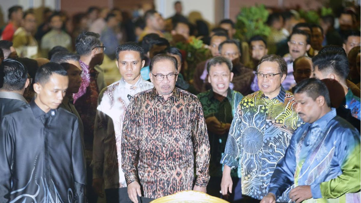 DATUK Seri Anwar hadir pada Majlis Jamuan Negeri di Pusat Konvensyen Borneo (BCCK). FOTO Nadim Bokhari.