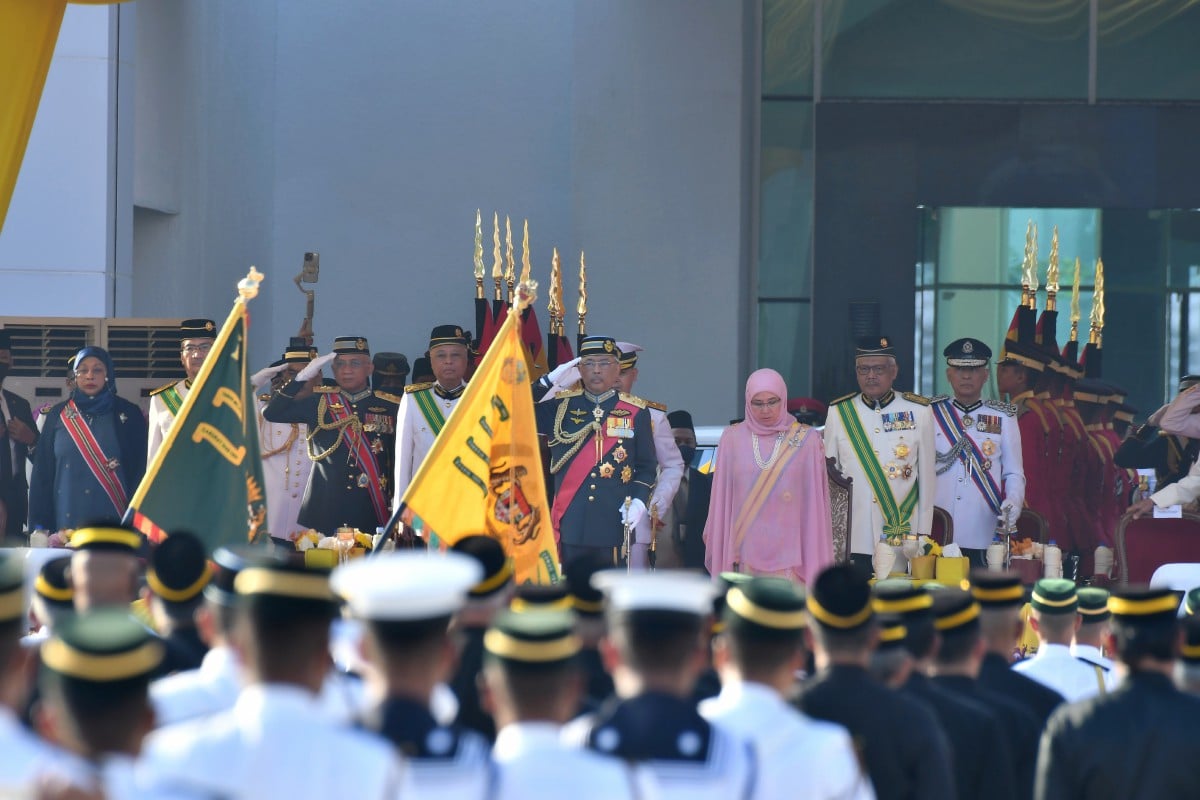Al-Sultan Abdullah dan Tunku Hajah Azizah Aminah berkenan berangkat ke Istiadat Perbarisan sempena Sambutan Hari Pahlawan 2022 di Dataran Pahlawan Negara hari ini. FOTO BERNAMA