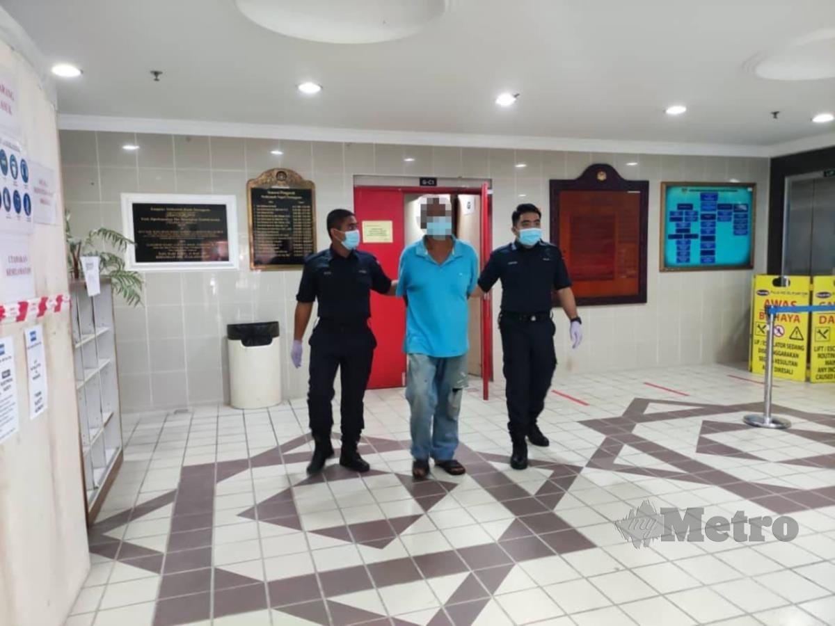 TERTUDUH (tengah) dijatuhi hukuman penjara lapan tahun dan empat sebatan di Mahkamah Sesyen Kuala Terengganu. FOTO ZATUL IFFAH ZOLKIPLY