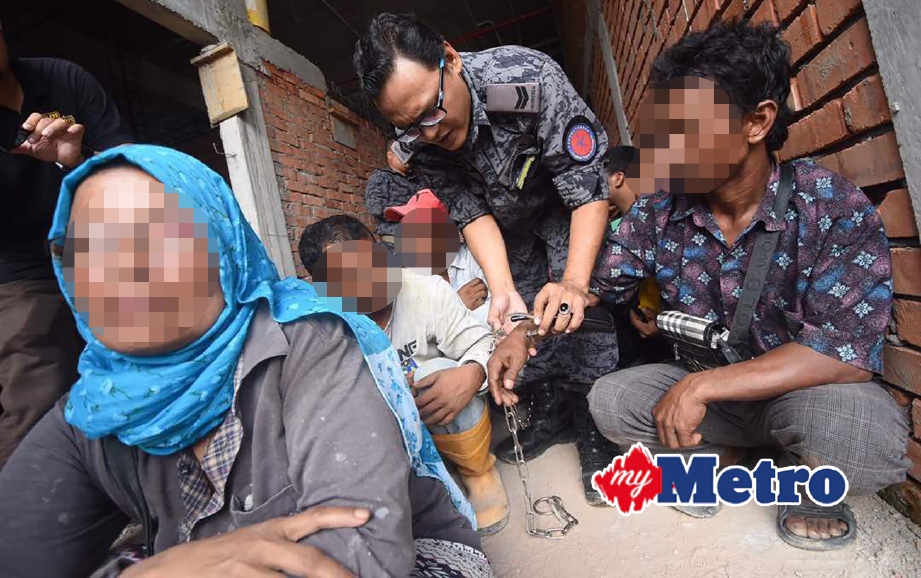 ANGGOTA imigresen memeriksa warga asing dlaam ops Ikrar di tapak pembinaan Kampung Binjai Rendah. FOTO Syafiq Ambak