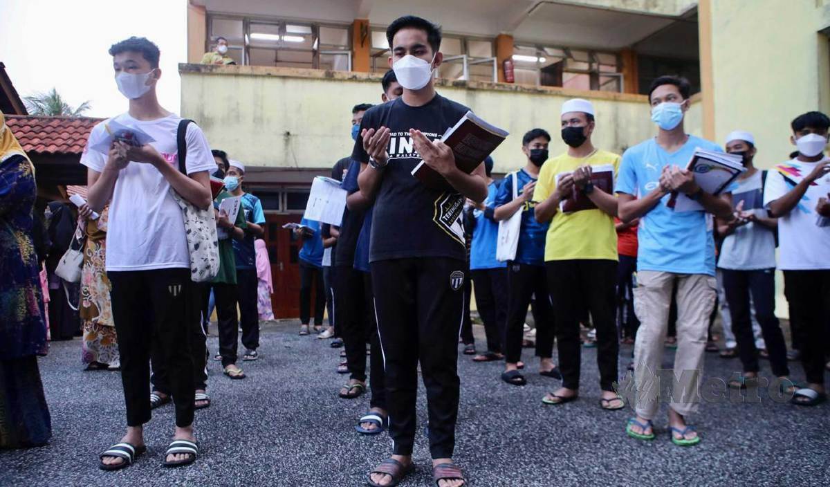 PELAJAR SMA Mahmudiah, Kuala Berang yang terjejas akibat banjir hadir dengan tidak memakai baju sekolah untuk menduduki SPM di Sekolah Menengah Agama (Atas) Sultan Zainal Abidin. FOTO Ghazali Kori